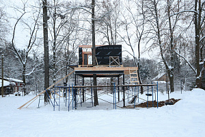 Уникальные всесезонные домики на дереве в LESO Парке