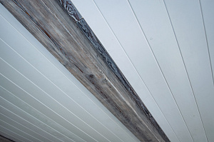 белый потолок с темными фальшбалками