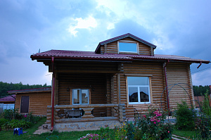 некрашеный дом из бревна