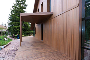 Скрытый крепёж САМО, цеховая покраска и масло Renner: почему термоясень — лучший выбор для статусного дома в Ленинградской области