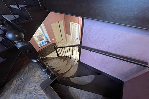 Забежные ступени, кованые балясины и ясень: история одной лестницы, рожденной в содружестве с клиентом