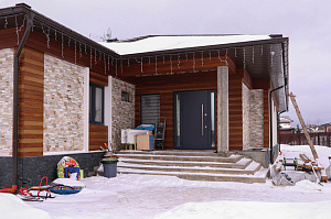 Не просто дом, а заявление: сочетание природного дерева и холодного мрамора в проекте, который выделит вас среди соседей