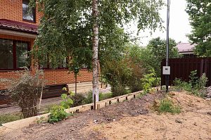 Элегантный забор из планкена и кирпича на Прохладном озере