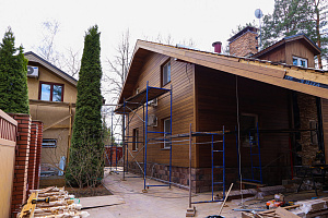 Бревенчатый дом больше не нуждается в ремонте каждые 5 лет: как вентилируемый фасад и цоколь White Hills решили проблему навсегда