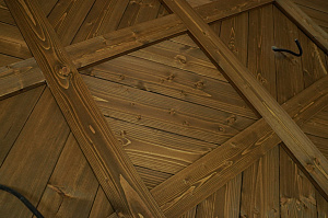 Шепот дерева: Завершенные работы по отделке стен и потолков в Кармолино