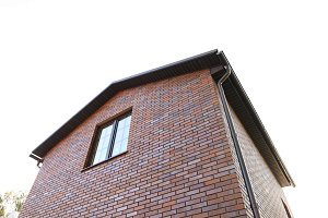 Преображение газобетонного дома: Фальцевая кровля и клинкерный фасад в КП 