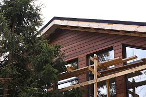 Отличная обшивка дома планкеном из термолиственницы в КП "Топаз"