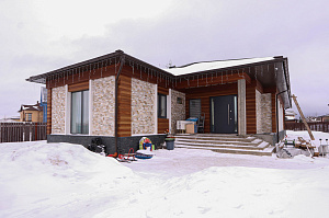 Не просто дом, а заявление: сочетание природного дерева и холодного мрамора в проекте, который выделит вас среди соседей