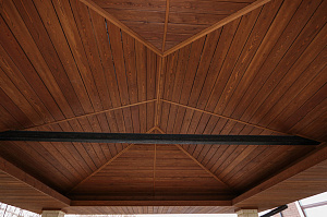 Скрытый крепёж, цеховая покраска и сибирская лиственница: почему этот проект в Мысе Удальцово не требует внимания уже 4 года