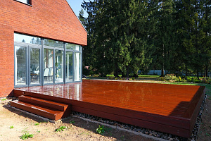 Гармония стиля и функциональности: гараж и терраса из лиственницы в Низово