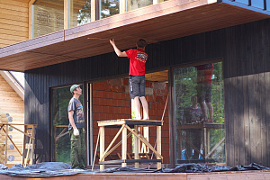 Не просто обшивка, а архитектурное высказывание: вертикальный планкен, идеальные зазоры и мембрана для долгой жизни дома