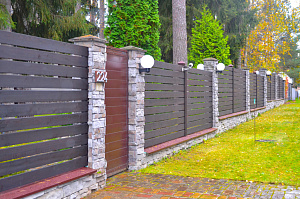 крашеный забор из планкена 1