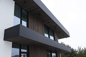 Комбинированный фасад от Лесобиржа-Спб: гармония стиля и долговечности в 