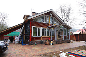 Бревенчатый дом больше не нуждается в ремонте каждые 5 лет: как вентилируемый фасад и цоколь White Hills решили проблему навсегда