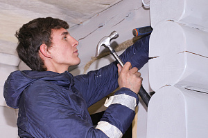 Как выглядит дом-баня из лафета внутри, когда покраска сделана по уму