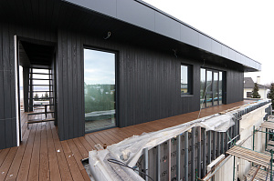 Терраса из термоясеня на эксплуатируемой кровле