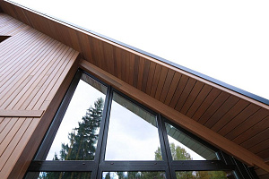 Скрытый крепёж САМО, цеховая покраска и масло Renner: почему термоясень — лучший выбор для статусного дома в Ленинградской области