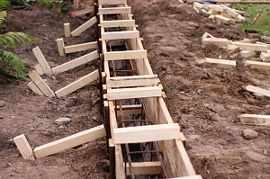 Элегантный забор из планкена и кирпича на Прохладном озере