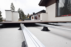 Инженерное совершенство: регулируемые опоры, алюминиевые лаги и термоясень для вашей кровли