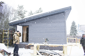 аркасная баня, которая быстро прогревается и долго держит тепло: проект с винтовым фундаментом и качественным утеплением