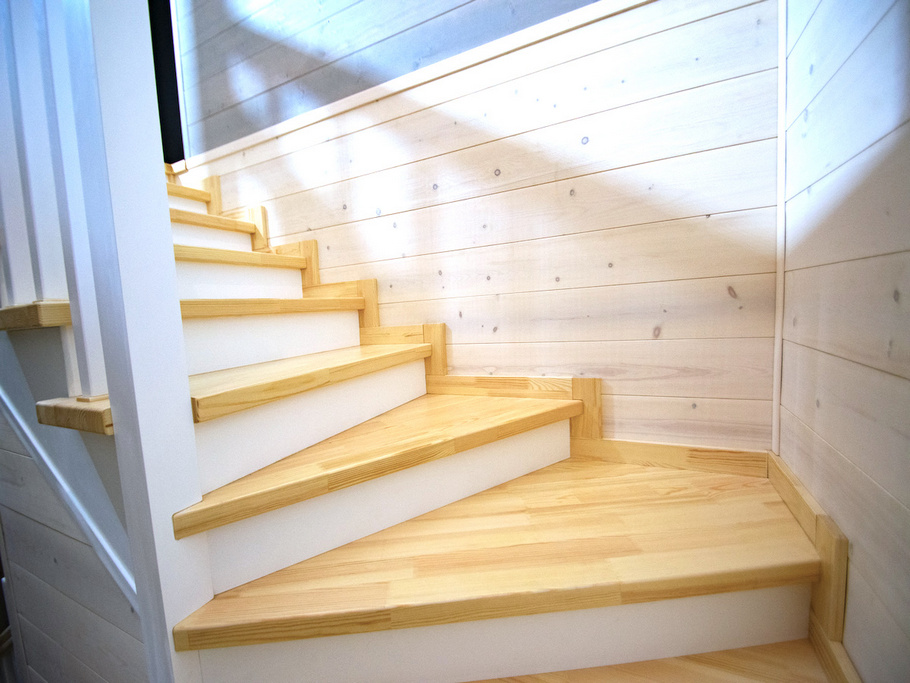 Лестница из сосны и лиственницы в стиле прованс от компании ЛесоБиржа