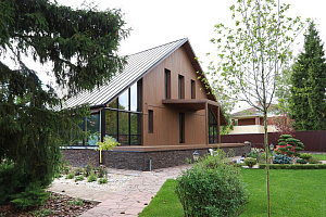 Скрытый крепёж САМО, цеховая покраска и масло Renner: почему термоясень — лучший выбор для статусного дома в Ленинградской области