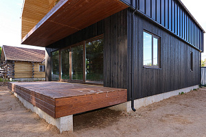 Не просто обшивка, а архитектурное высказывание: вертикальный планкен, идеальные зазоры и мембрана для долгой жизни дома