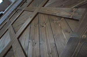 Шепот дерева: Завершенные работы по отделке стен и потолков в Кармолино