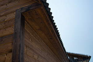 крашенный наличник для угла дома