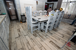 внутренняя отделка брашированным и крашеный планкеном 12