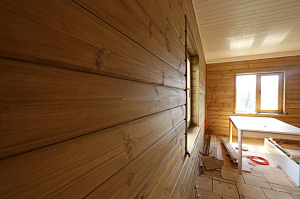 Шепот дерева: Завершенные работы по отделке стен и потолков в Кармолино