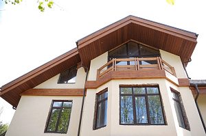 Холодная монументальность камня и живое тепло дерева — идеальный дуэт для фасада, который не оставит равнодушным