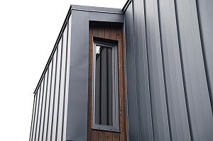 Премиальная отделка фасада и террасы лиственницей: проект ЛесоБиржи на Ладожские Берега