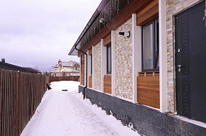 Не просто дом, а заявление: сочетание природного дерева и холодного мрамора в проекте, который выделит вас среди соседей