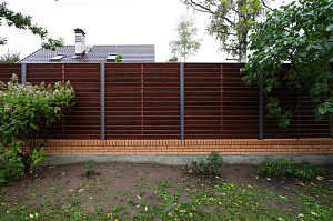 Элегантный забор из планкена и кирпича на Прохладном озере