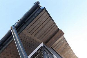 Элегантный фасад и свесы: монтаж планкена в Gatchina Villages - 2