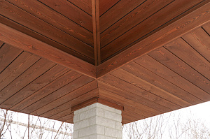 Скрытый крепёж, цеховая покраска и сибирская лиственница: почему этот проект в Мысе Удальцово не требует внимания уже 4 года