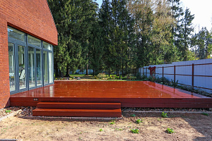 Гармония стиля и функциональности: гараж и терраса из лиственницы в Низово