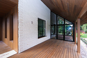 Скрытый крепёж САМО, цеховая покраска и масло Renner: почему термоясень — лучший выбор для статусного дома в Ленинградской области