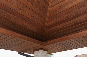 Скрытый крепёж, цеховая покраска и сибирская лиственница: почему этот проект в Мысе Удальцово не требует внимания уже 4 года