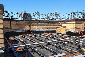 Эксклюзивная терраса из термоясеня на эксплуатируемой кровле в Санкт-Петербурге