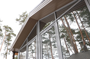 Бревенчатый дом больше не нуждается в ремонте каждые 5 лет: как вентилируемый фасад и цоколь White Hills решили проблему навсегда