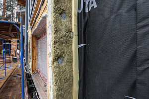 Бревенчатый дом больше не нуждается в ремонте каждые 5 лет: как вентилируемый фасад и цоколь White Hills решили проблему навсегда