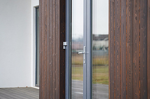 Премиальная отделка фасада и террасы лиственницей: проект ЛесоБиржи на Ладожские Берега