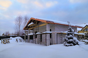 Не просто баня, а место силы: проект с парной на троих, уютной комнатой отдыха и крытой террасой