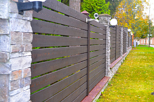 крашеный забор из планкен 2