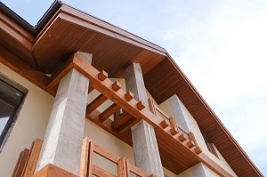 Холодная монументальность камня и живое тепло дерева — идеальный дуэт для фасада, который не оставит равнодушным