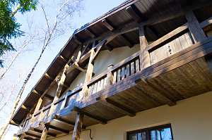 деревянный балкон