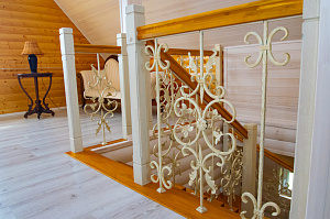 комбинация ковки и лиственницы в перилах