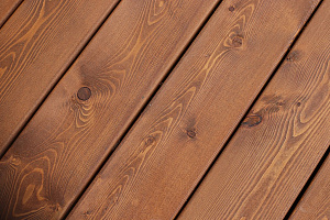 Не просто обшивка, а архитектурное высказывание: вертикальный планкен, идеальные зазоры и мембрана для долгой жизни дома